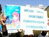 Hicab qadağası əleyhinə vərəqələr paylanıb