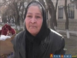 Məcburi köçkün əşyalarını “QaçqınKom”un qarşısına tökdü