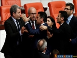 Türkiyə parlamentində yenə qalmaqal yaranib