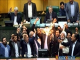 İran parlamentində ABŞ bayrağı və nüvə sazişi yandırıldı