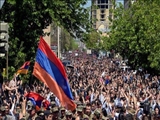 Ermənistanda Amerikan-İngilis şirtəklərinə qarşı etirazlar davam edir