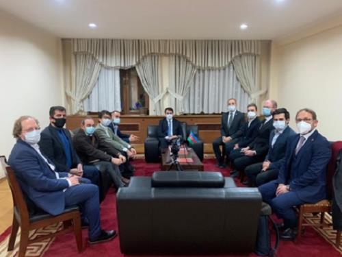 Hikmət Hacıyev xarici jurnalistləri qəbul etdi, suallarını cavablandırdı